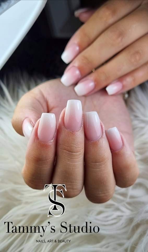 Nagels met een ombre van roze naar wit