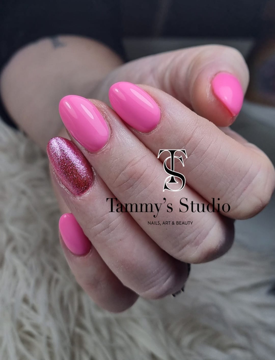 Roze nagels met een glitter accentnagel